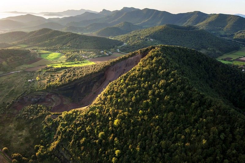 Vista aérea de los volcanes de La Garrotxa con el más joven, el Croscat, en primer término / Foto: Josep Cano