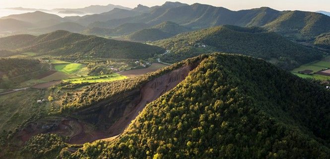 Vista aérea de los volcanes de La Garrotxa, con el más joven, el Croscat, en primer término/ Foto: Josep Cano Vista aérea de los volcanes de La Garrotxa, con el más joven, el Croscat, en primer término/ Foto: Josep Cano