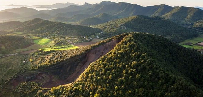 Vista aérea de los volcanes de La Garrotxa, con el más joven, el Croscat, en primer término/ Foto: Josep Cano