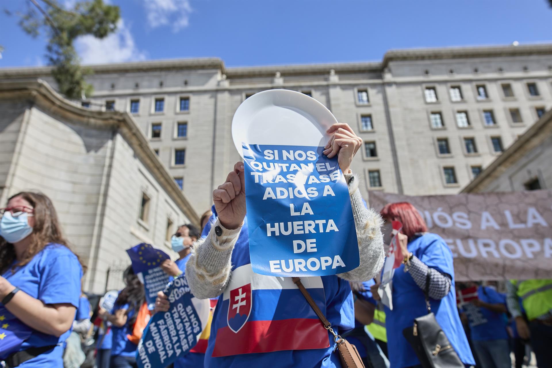 Manifestación frente al Ministerio de Transición Ecológica por el trasvase Tajo-Segura / Foto: EP