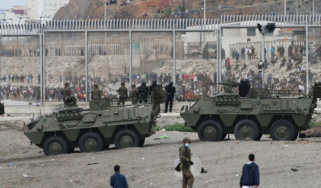 El Ejército de Tierra, desplegado junto a la valla de Ceuta. Pobreza, sequía y cambio climático y por qué los menores huyen de África / Foto: EP