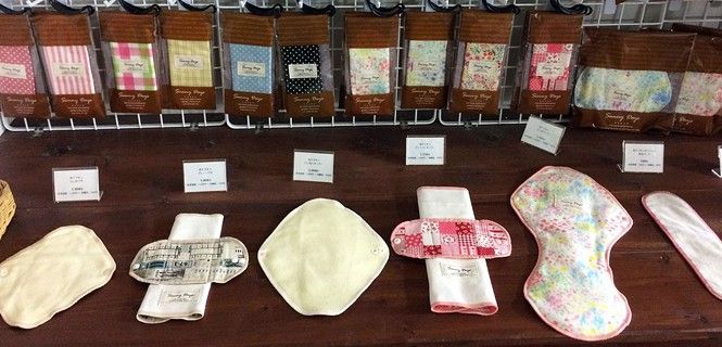 Compresas de tela reutilizables de diferentes formas y estampados a la venta para una menstruación verde  / Foto: Yanasha Itch - Wikipedia