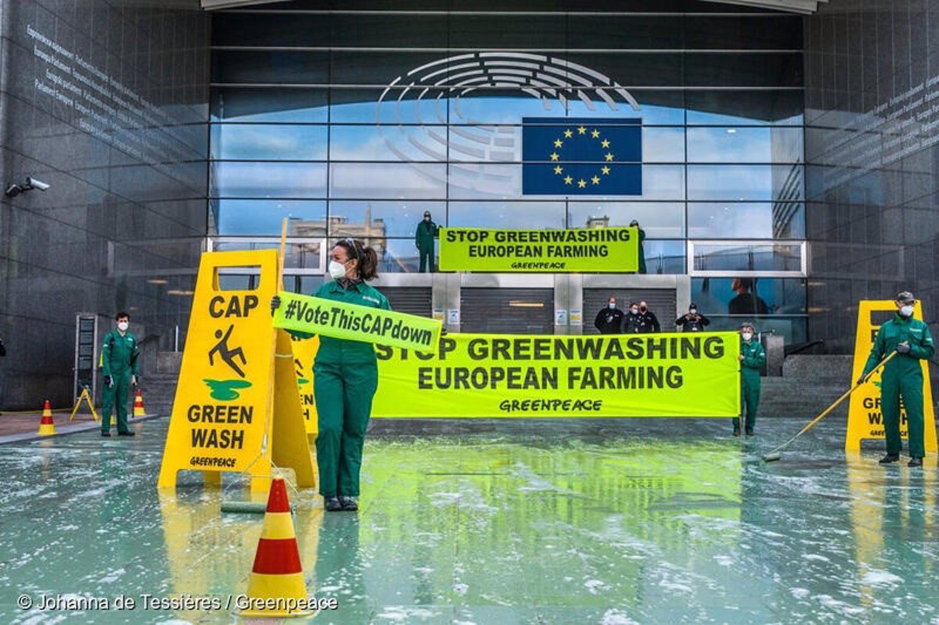 Greenpeace pinta de verde la entrada de la sede del Parlamento Europeo en Bruselas para denunciar el greenwashing / Foto: EP