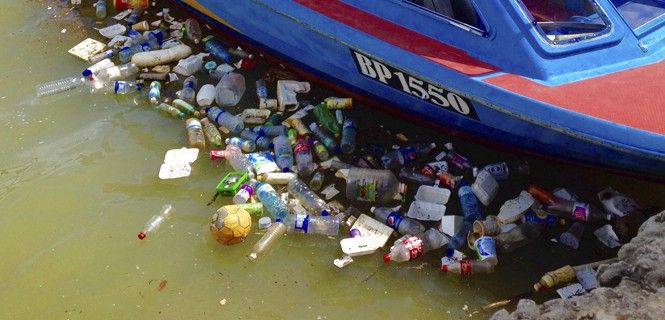Cada año se vierten entre 4 y 13 millones de toneladas de plástico a los mares / Foto: A.G.P.