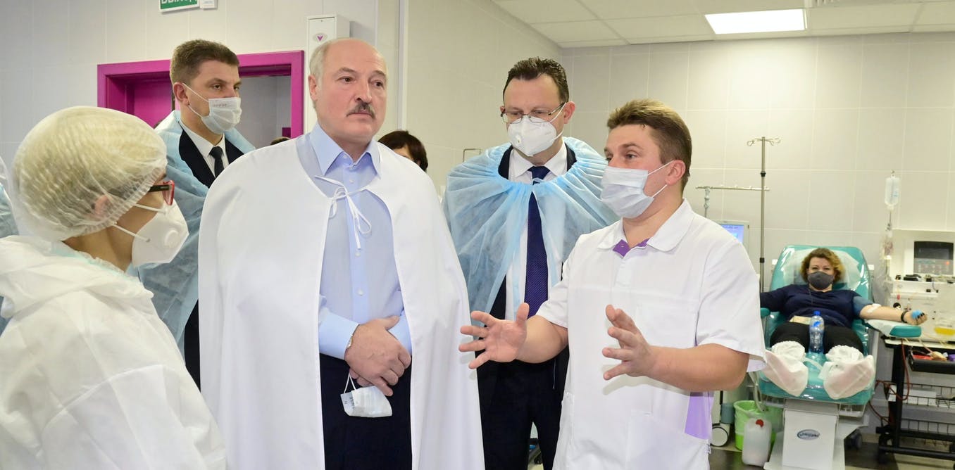El presidente de Bielorrusia, Alexander Lukashenko, sin máscarilla, visita un hospital de Minsk para pacientes de la pandemia de covid-19 / Foto: The Conversation