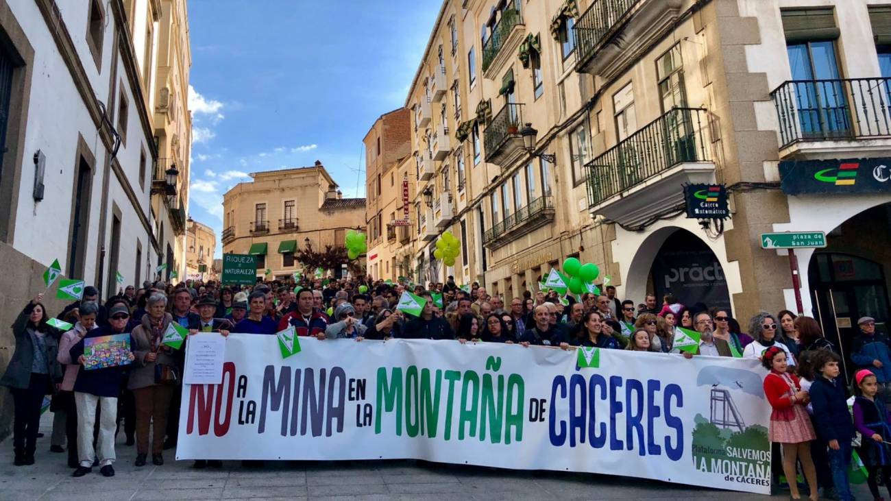 Manifestación (anterior a la pandemia) en defensa de la Montaña de Cáceres / Foto: Salvemos la Montaña