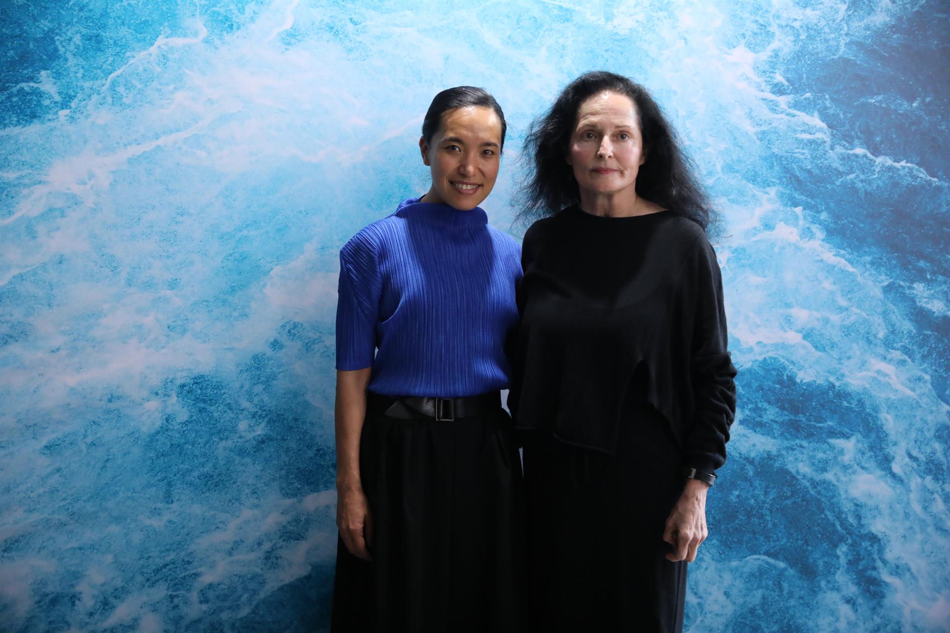 La apneista japonesa Ai Futaki y la fotógrafa Isabel Muñoz en la exposición 'Somos agua' / Foto: EP