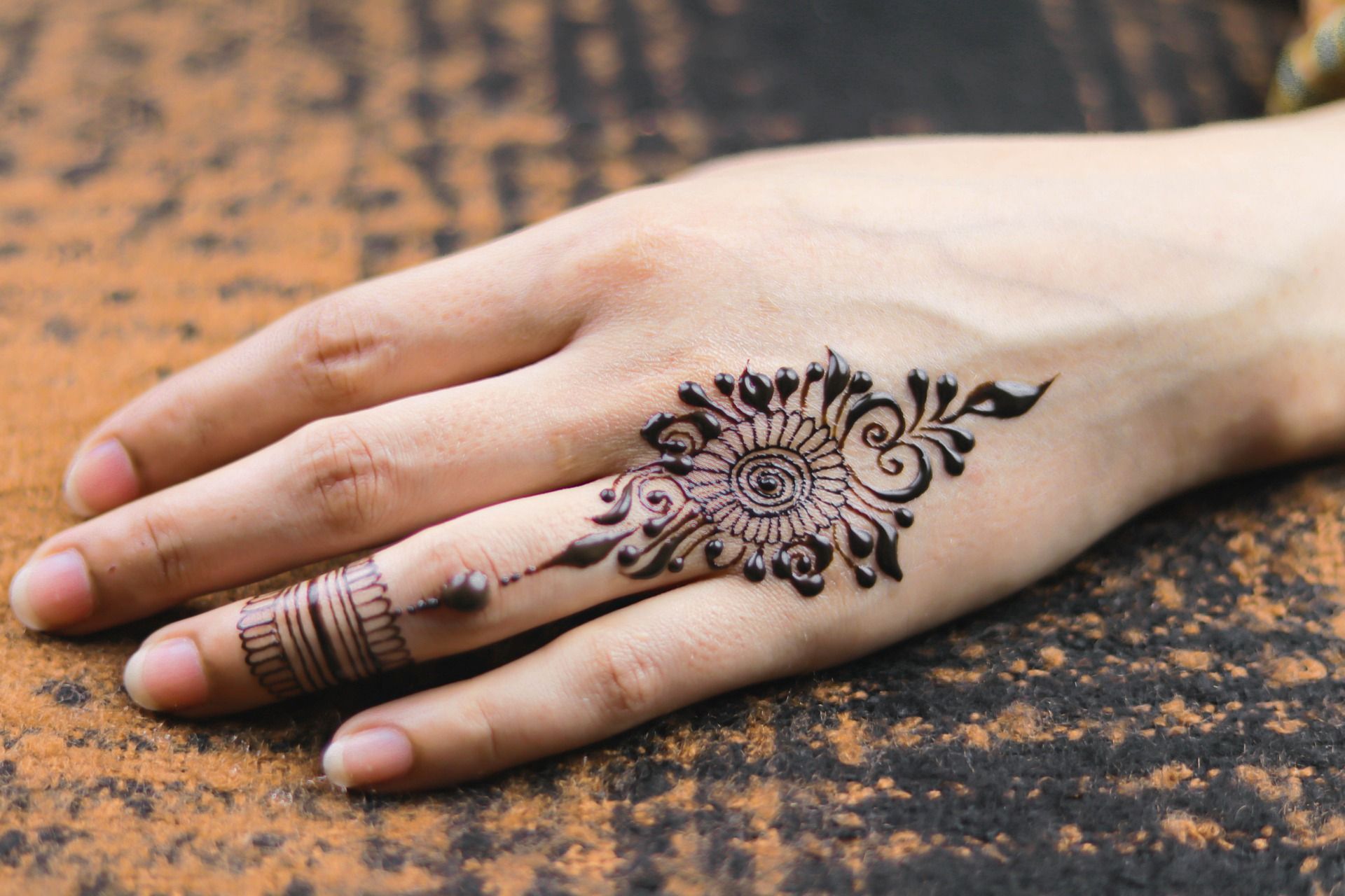 Los tatuajes temporales de henna negra pueden ser muy peligrosos / Foto: Mehndi Training Center - Pixabay