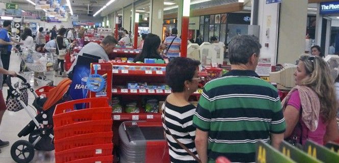 Los grandes comercios se llenarán hoy de público atraído por las ofertas. Pero sería 'Un día para no comprar nada' / Foto: Archivo EA / Foto: Archivo EA