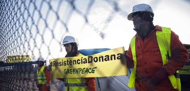 Los conservacionistas mostrando una pancarta durante la protesta / Foto: EP - Greenpeace