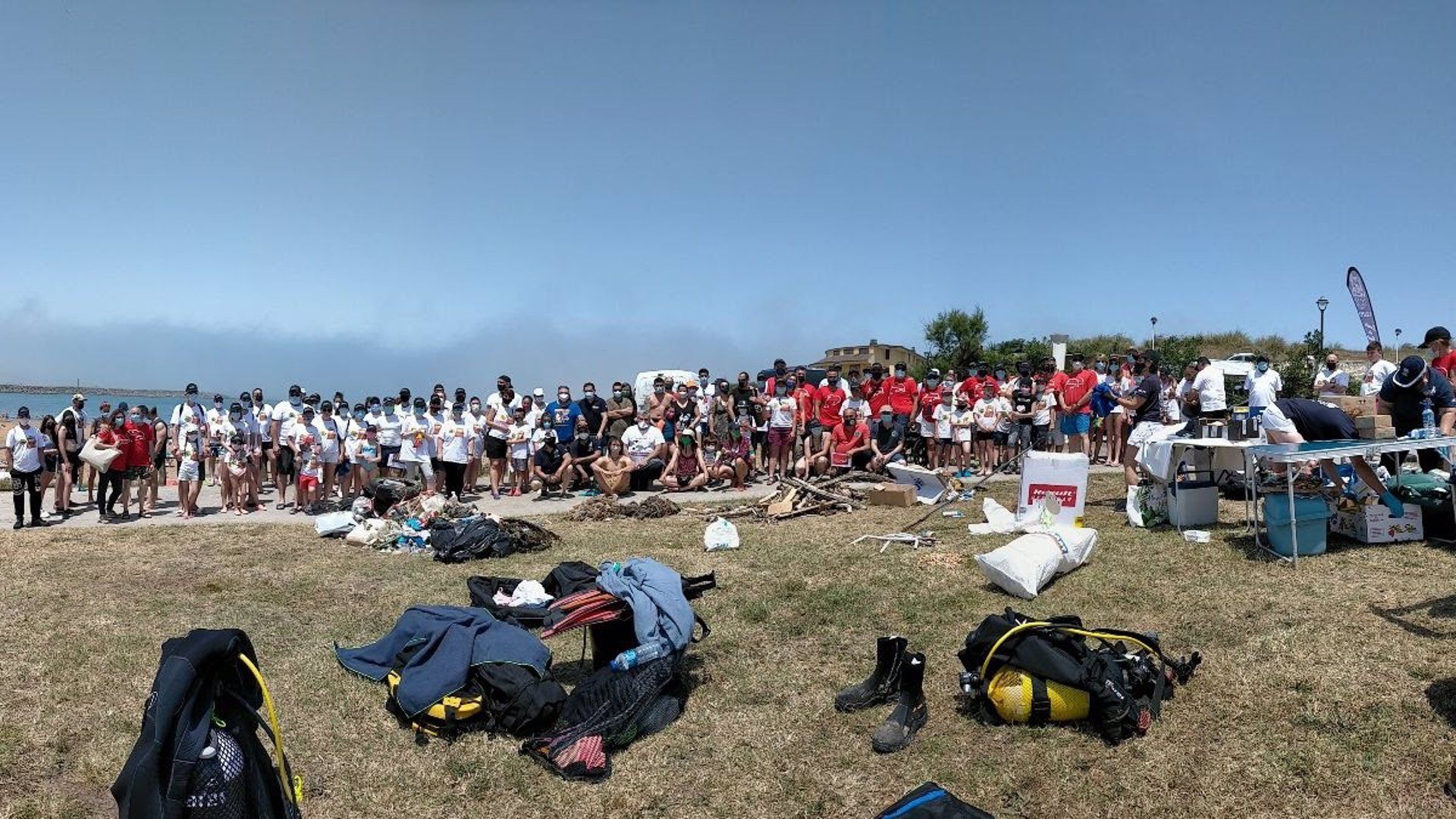 Jornada de recogida de residuos en playas, canjeable para el Banco de Alimentos / Foto: EP