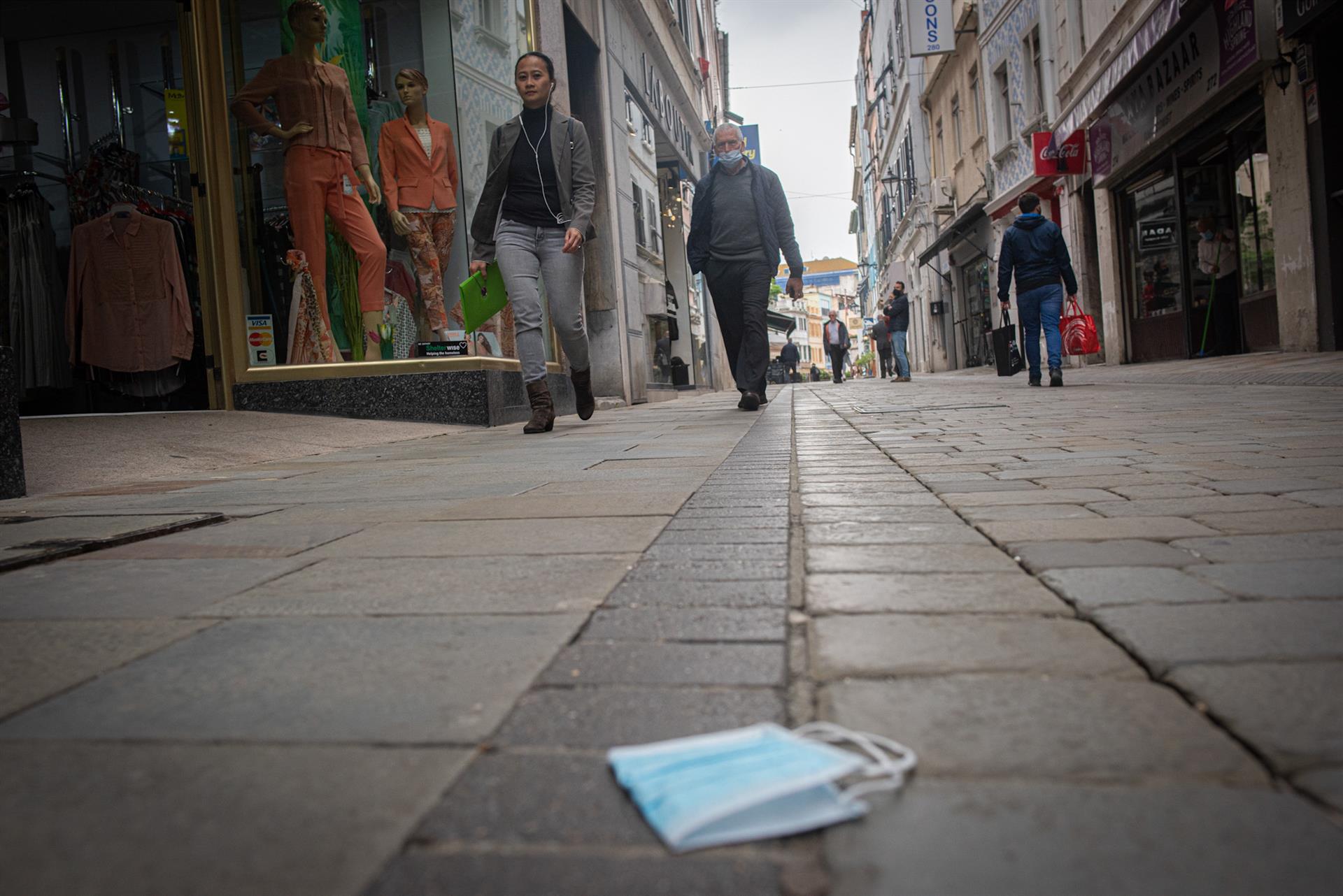 Muchas mascarillas acaban abandonadas en todo tipo de lugares sin que sean recicladas / Foto: EP