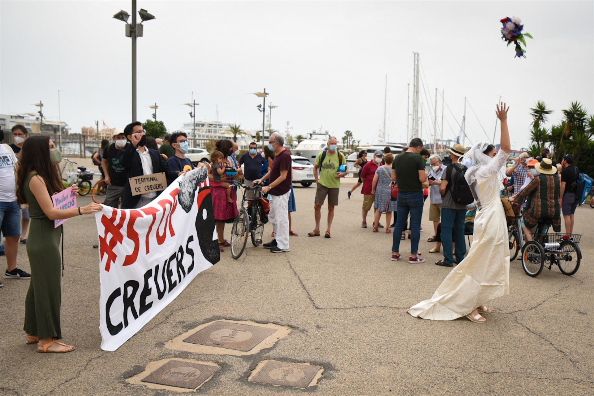 'Performance' en el Puerto de València en contra del reinicio de la actividad de cruceros / Foto: EP