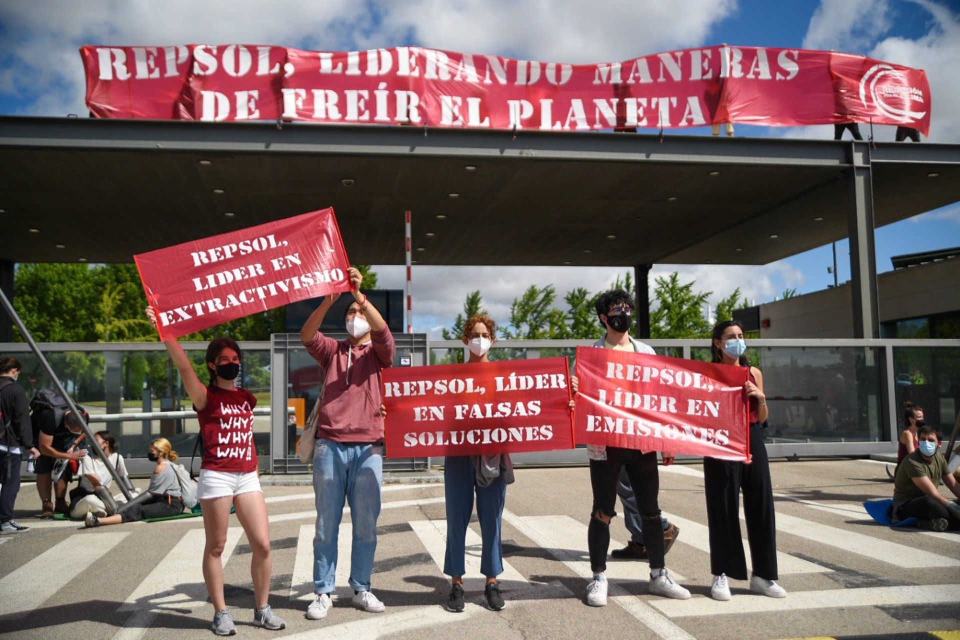 Activistas bloquean la entrada del centro de Repsol / Foto: EP