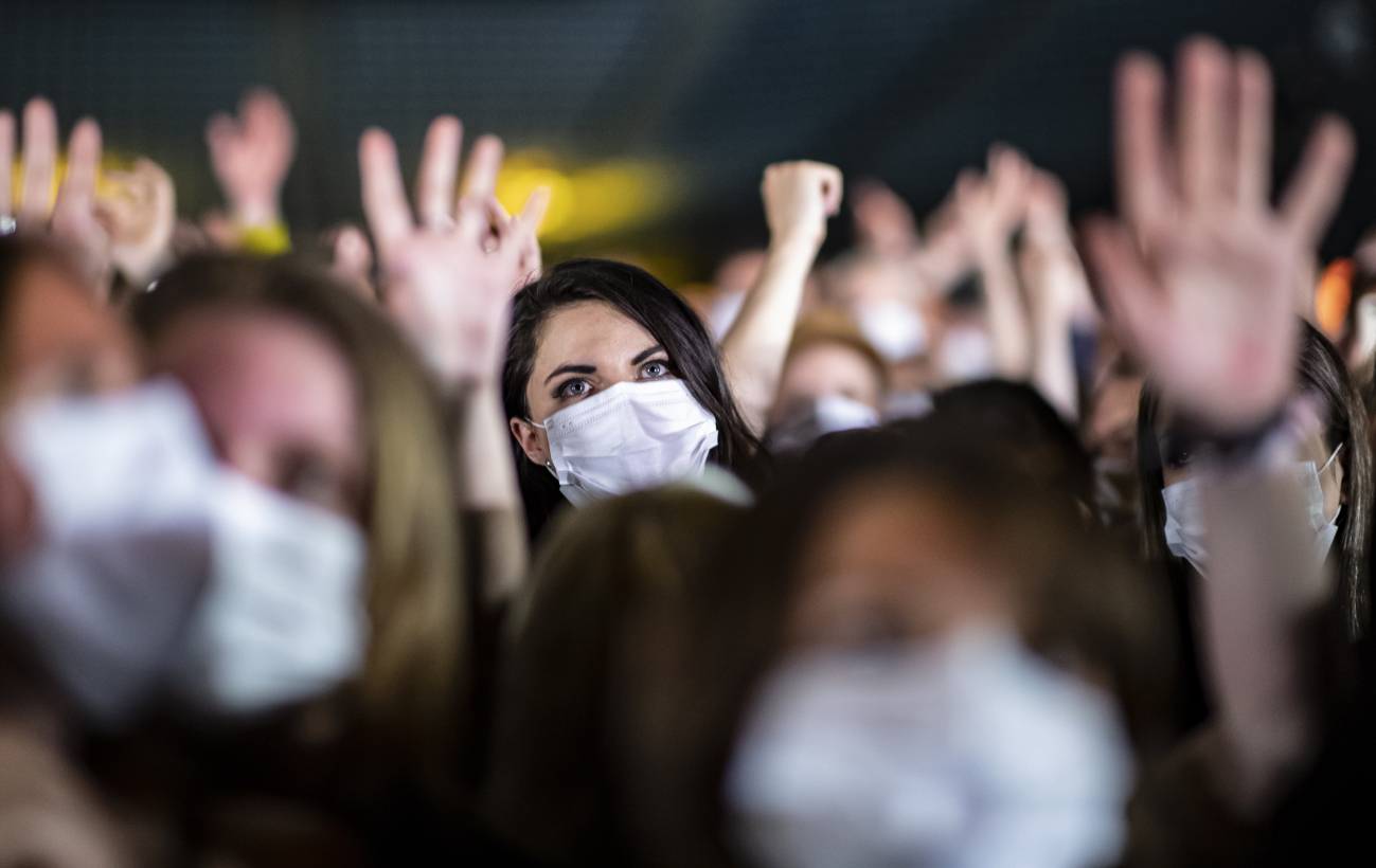 Espectadoras y con mascarilla que tuvieron que someterse a una prueba de covid-19 antes del concierto / Foto: SINC