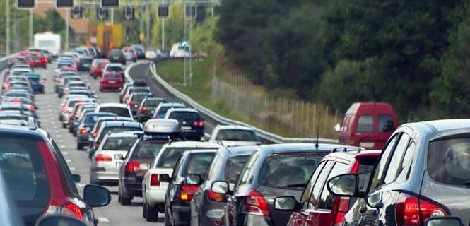 Una larga caravana de coches / Foto: Alexandra G. - Getty Images